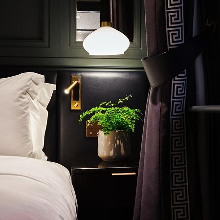 The Mayfair Townhouse - An Iconic Luxury Hotel London Eksteriør bilde A room at the hotel