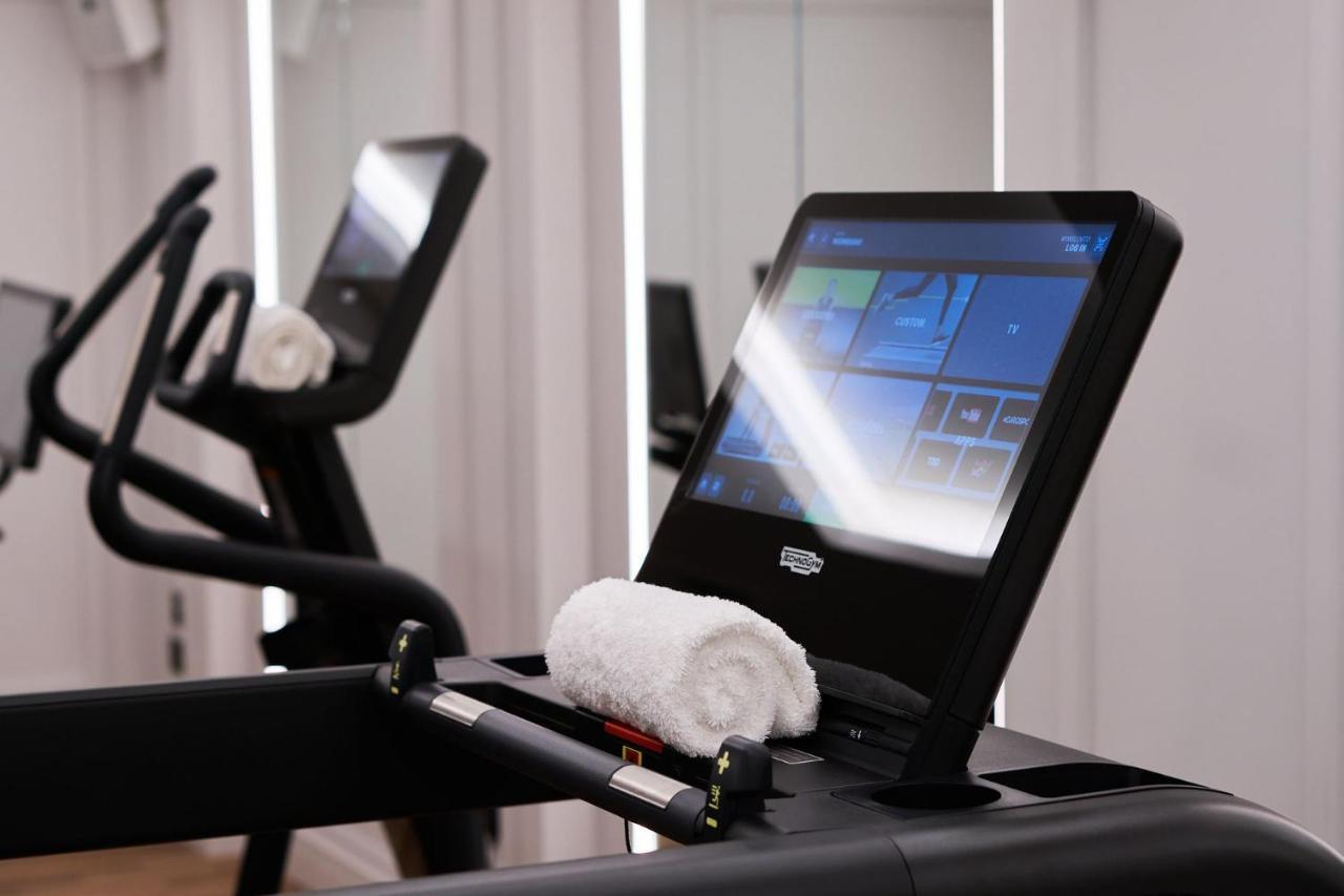The Mayfair Townhouse - An Iconic Luxury Hotel London Eksteriør bilde A treadmill with a touchscreen display
