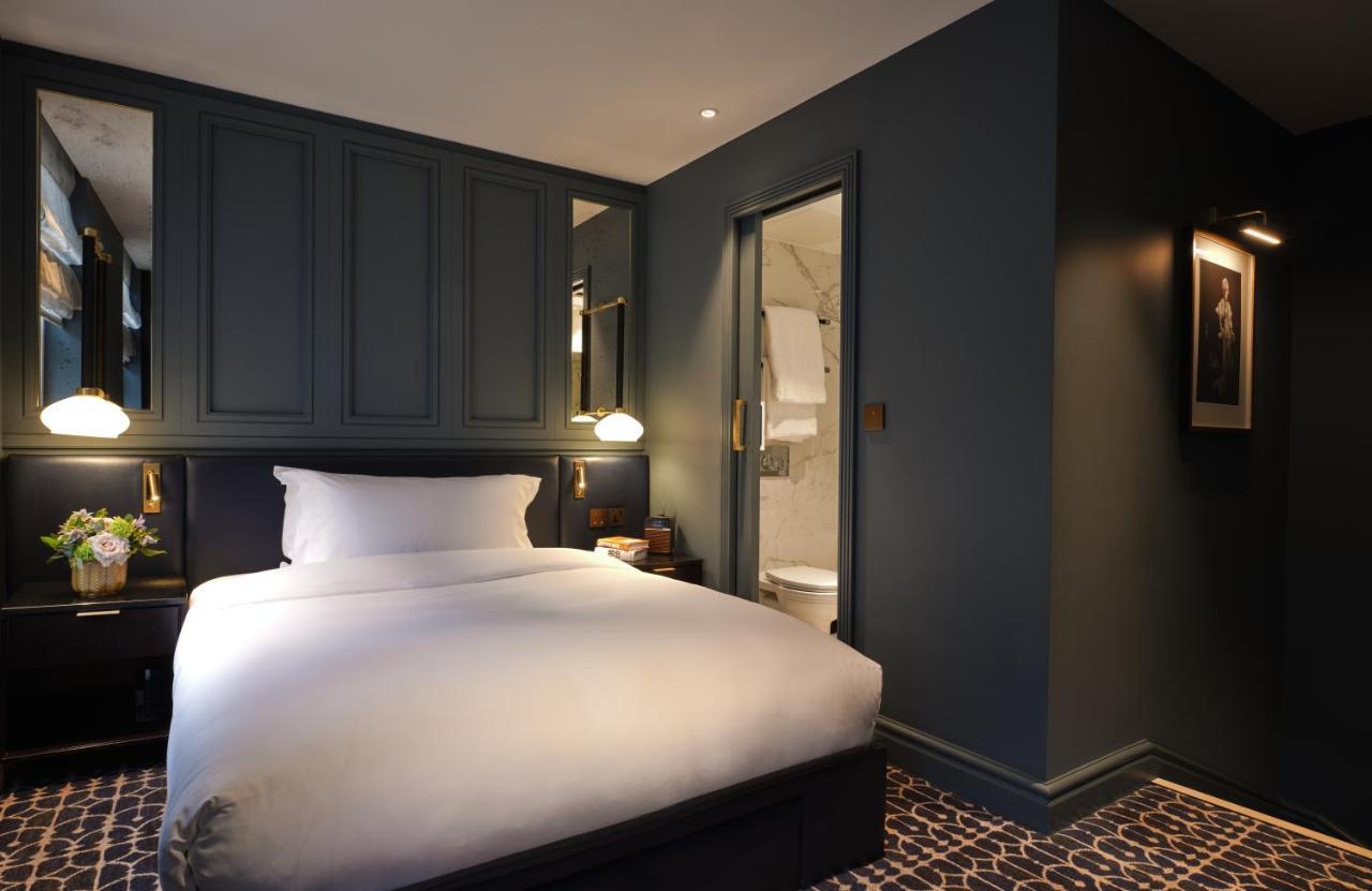 The Mayfair Townhouse - An Iconic Luxury Hotel London Eksteriør bilde A bedroom at The Ivy Collection