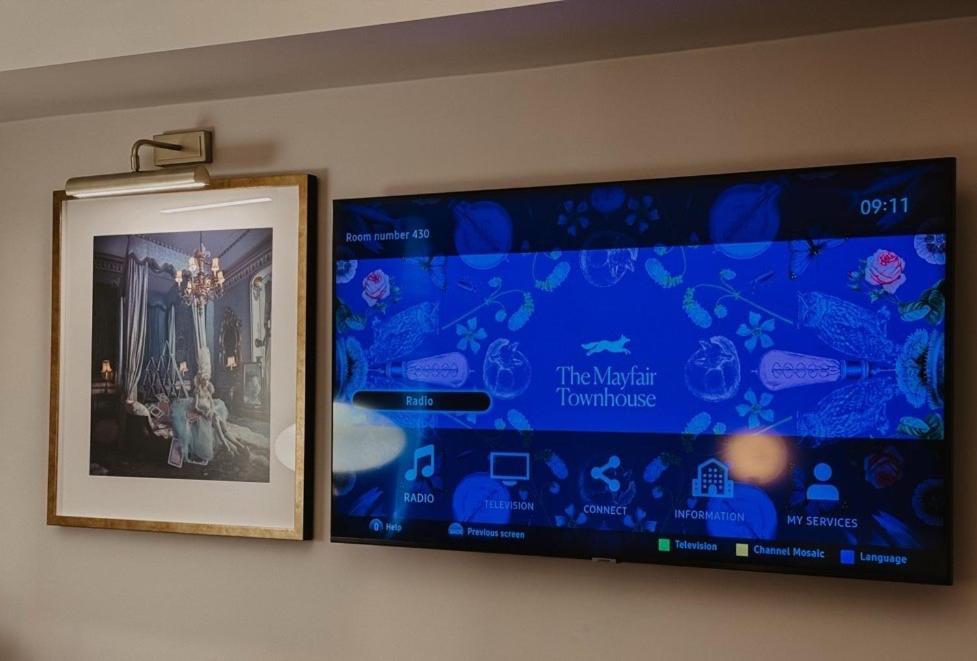 The Mayfair Townhouse - An Iconic Luxury Hotel London Eksteriør bilde A television with a built-in DVD player
