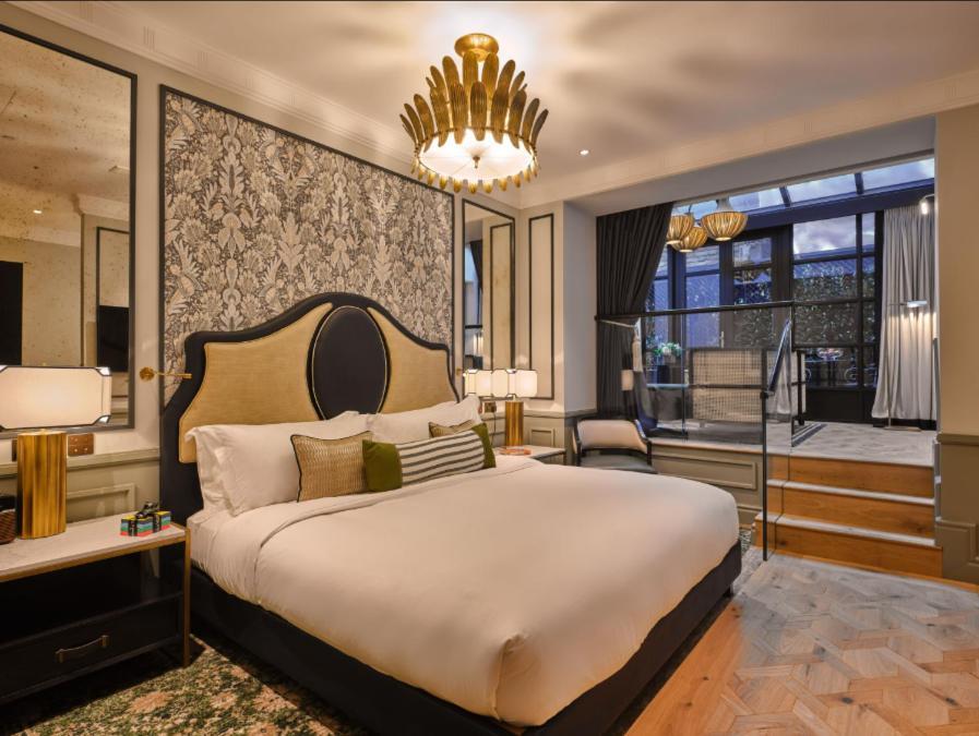 The Mayfair Townhouse - An Iconic Luxury Hotel London Eksteriør bilde A bedroom at the hotel