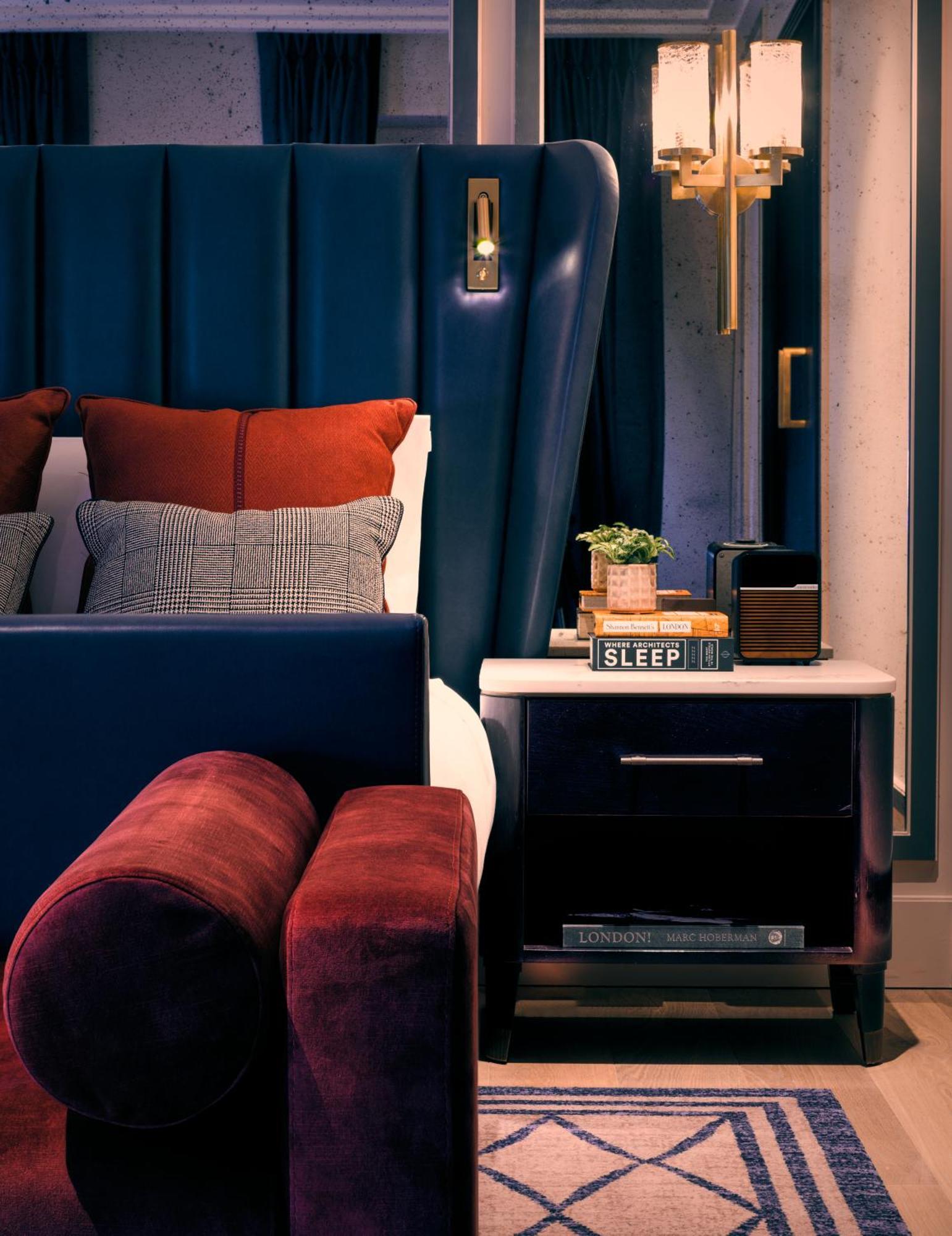 The Mayfair Townhouse - An Iconic Luxury Hotel London Eksteriør bilde A bedroom at The Standard East Village