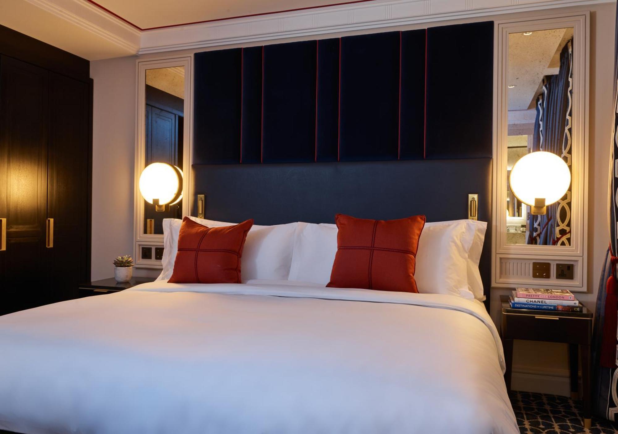 The Mayfair Townhouse - An Iconic Luxury Hotel London Eksteriør bilde A bedroom at the hotel