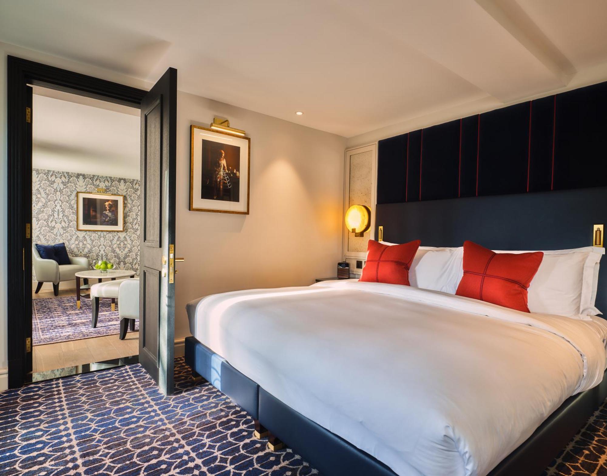 The Mayfair Townhouse - An Iconic Luxury Hotel London Eksteriør bilde A bedroom at the hotel