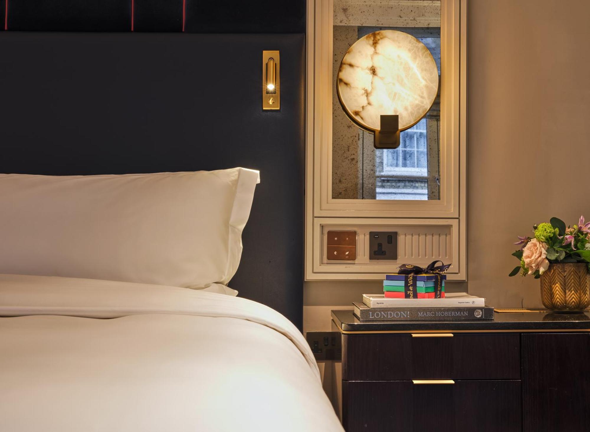 The Mayfair Townhouse - An Iconic Luxury Hotel London Eksteriør bilde A bedroom at The Carlyle